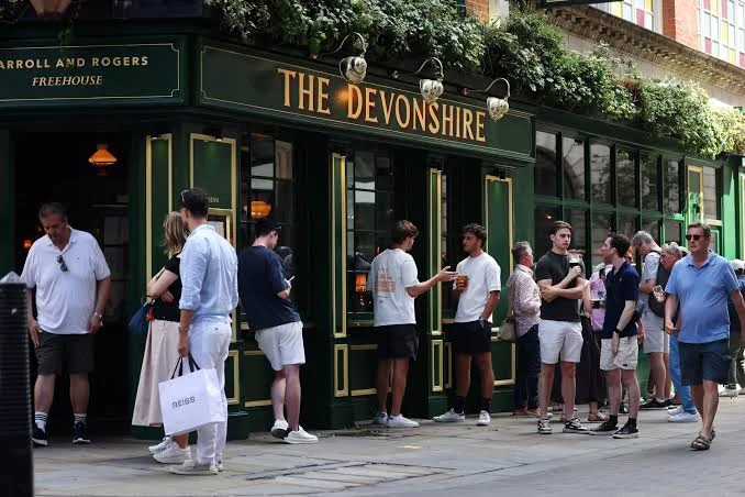 Westminster limita el consumo de alcohol de pie en pues: ¿qué implica para los dominicanos?