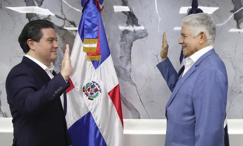 Eduardo Estrella juramenta a Alejandro Campos y Julia Muñiz Suberví en Apordom