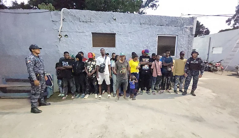 PN intercepta minivan con 24 haitianos indocumentados en Laguna Salada, Valverde