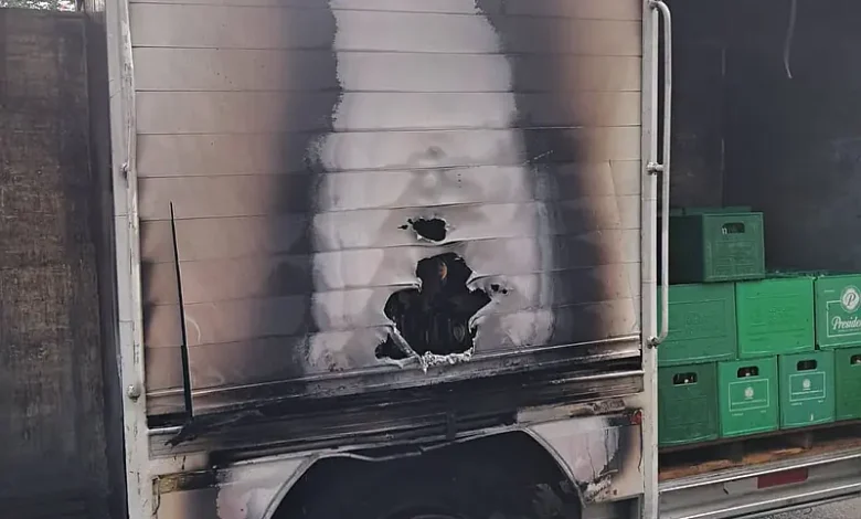 Incendio de camión cervecero en carretera El Valle-Hato Mayor: bomberos evitan tragedia