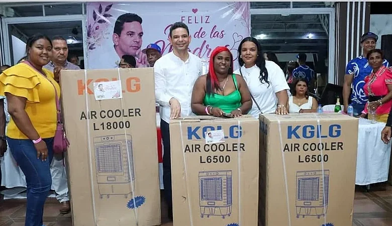 Regidor de Los Alcarrizos entrega electrodomésticos a madres de escasos recursos