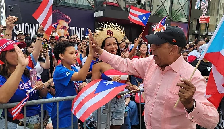 Espaillat participa en desfile puertorriqueño mientras avanza la votación de las primarias demócratas en Nueva York