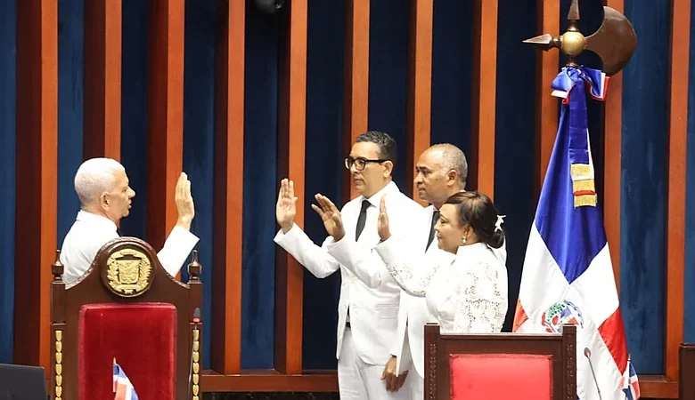 Juramentan nuevo bufete del Senado; Ricardo de los Santos asume cuarto período