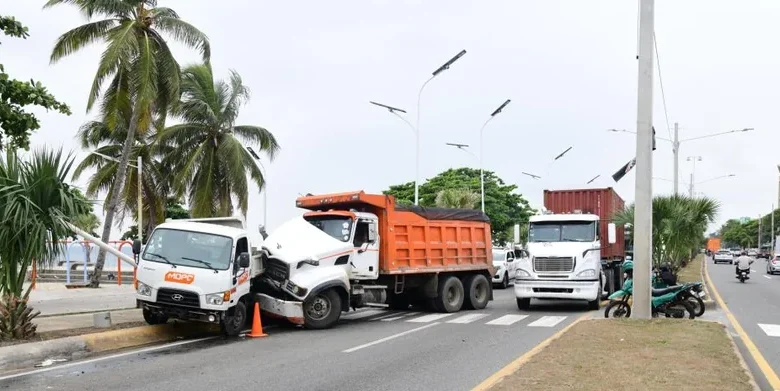 La circulación de vehículos pesados por el malecón, una prohibición ignorada por años
