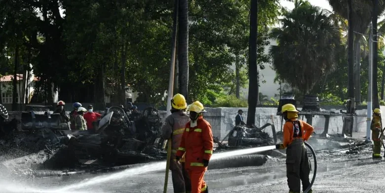 Reportan dos personas fallecidas tras explosión de tanquero en el Malecón