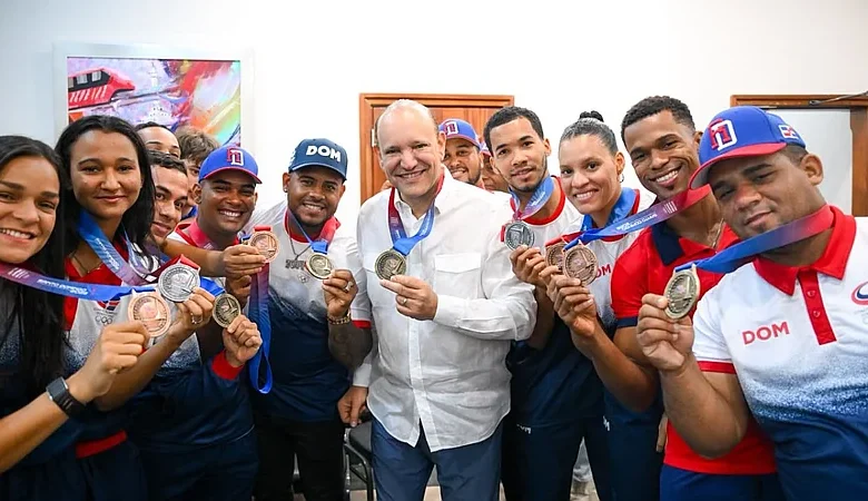 Alcalde de Santiago entrega incentivos a atletas medallistas