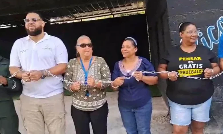 Comunitarios se encadenan en Santiago en protesta por contaminación del río Jacagua