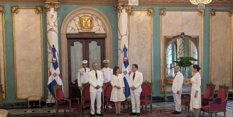 Nueve embajadores presentan credenciales al presidente Luis Abinader