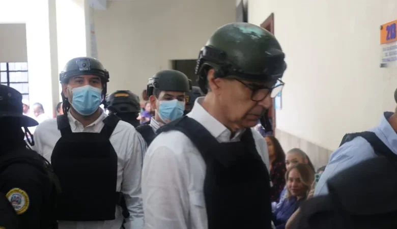 Visiblemente con problemas para caminar, exdirector de Senasa es traladado a tribunal por la Policía