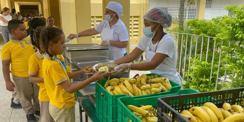 Inabie atribuye rechazo de leche escolar en Santiago a falta de adaptación de centros a producto
