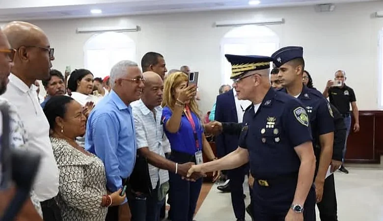 Comunitarios de Los Alcarrizos plantean necesidades de seguridad al director de la Policía Nacional