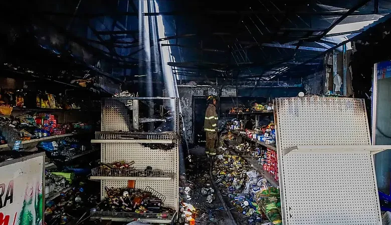 Incendio destruye surtidora de alimentos en Santiago