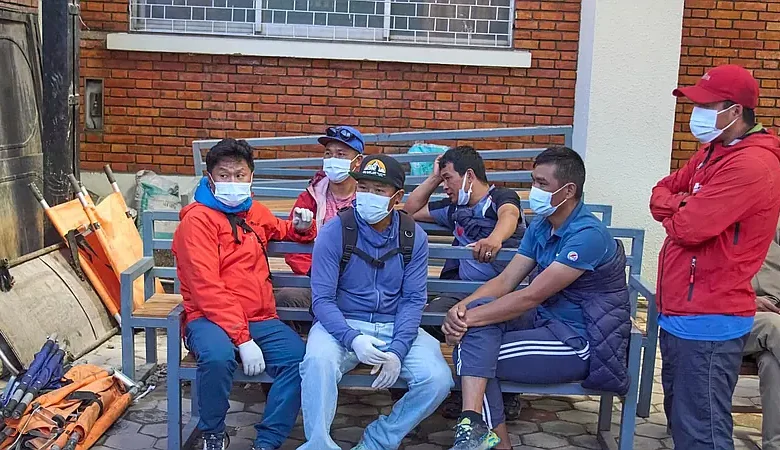 Dos muertos, 12 desaparecidos, por avalancha en Nepal