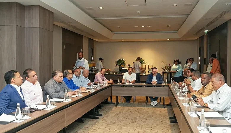Representantes del sector transporte acuerdan con el Gobierno no incrementar los pasajes