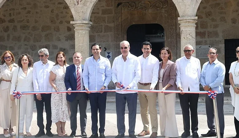 Ciudad Colonial estrena 5 autobuses eléctricos y reabre el renovado Alcázar de Colón