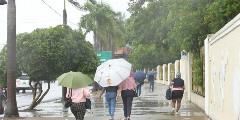 Martes caluroso con lluvias aisladas en varias provincias; Indomet vigila dos tormentas que no amenazan el país