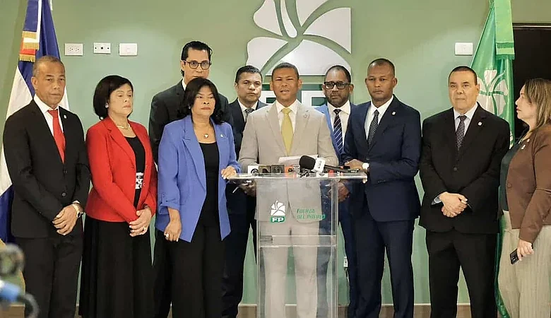 Fuerza del Pueblo denuncia incumplimiento en congelamiento de combustibles y exige transparencia