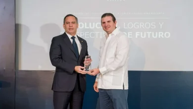 Adeti reconoce a Henry Molina por avances en jurisdicción inmobiliaria; trámites suben 82%