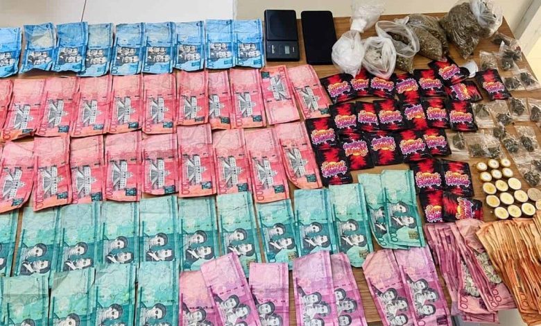 Apresan a dos hombres en Vicente Noble; ocupan más de RD$100,000 y 182 gramos de drogas