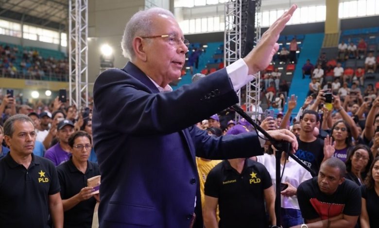 Danilo Medina juramenta a 1,150 nuevos miembros del PLD en Barahona