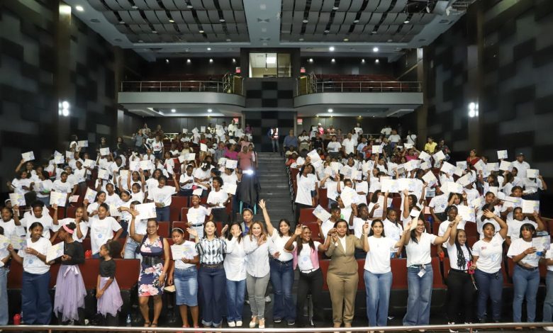179 adolescentes de Barahona culminan el programa Clubes de Chicas