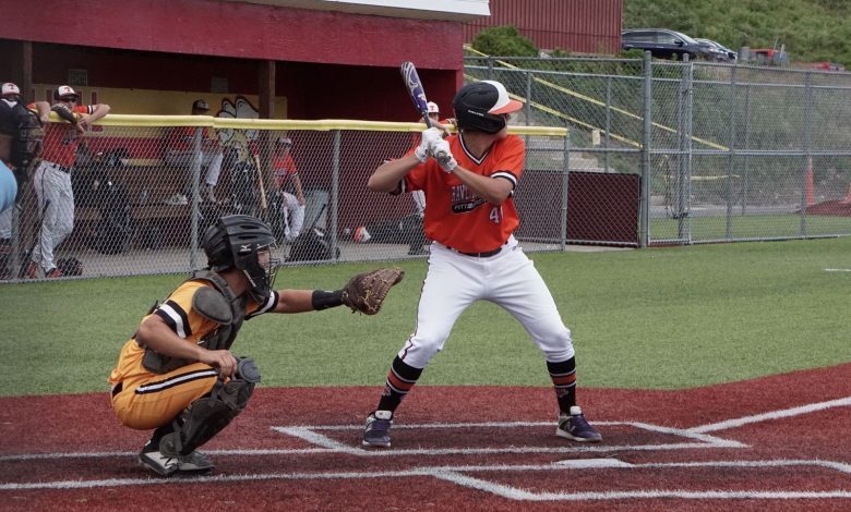 Jugador de béisbol bateando en un partido.