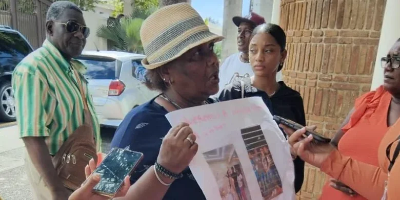 Familiares de dominicanos protestan frente a embajada rusa para que retiren sus hijos de la guerra