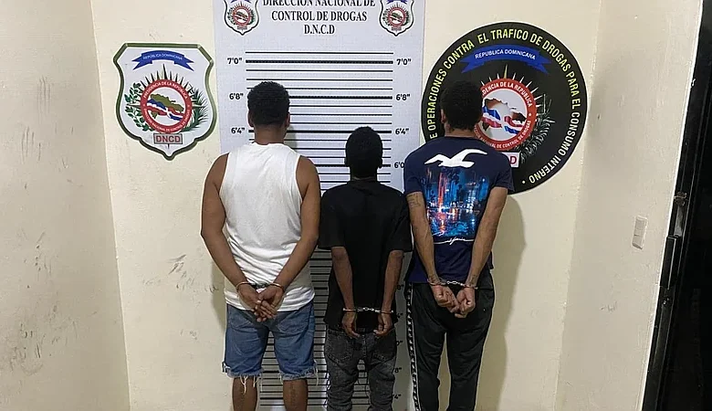 DNCD arresta a tres presuntos integrantes de la red de microtráfico de “El Cabo” en La Vega