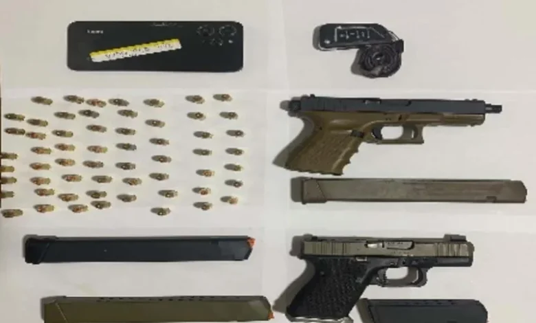 Policía apresa a dos hombres con 12 registros y ocupa dos pistolas no registradas en María Trinidad Sánchez