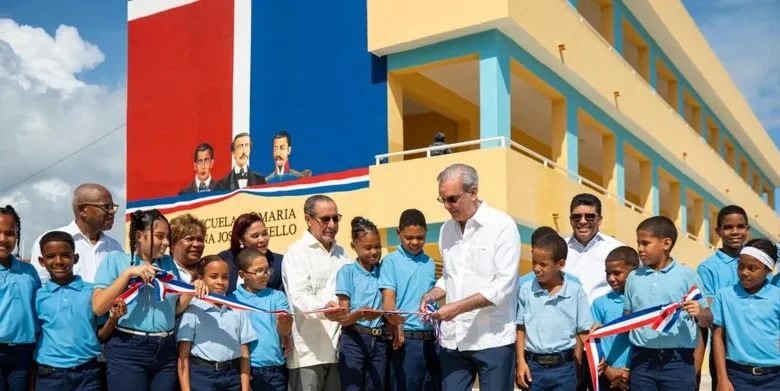 Abinader entrega dos escuelas en Santo Domingo Este y Norte con 42 aulas y capacidad para 1,465 estudiantes