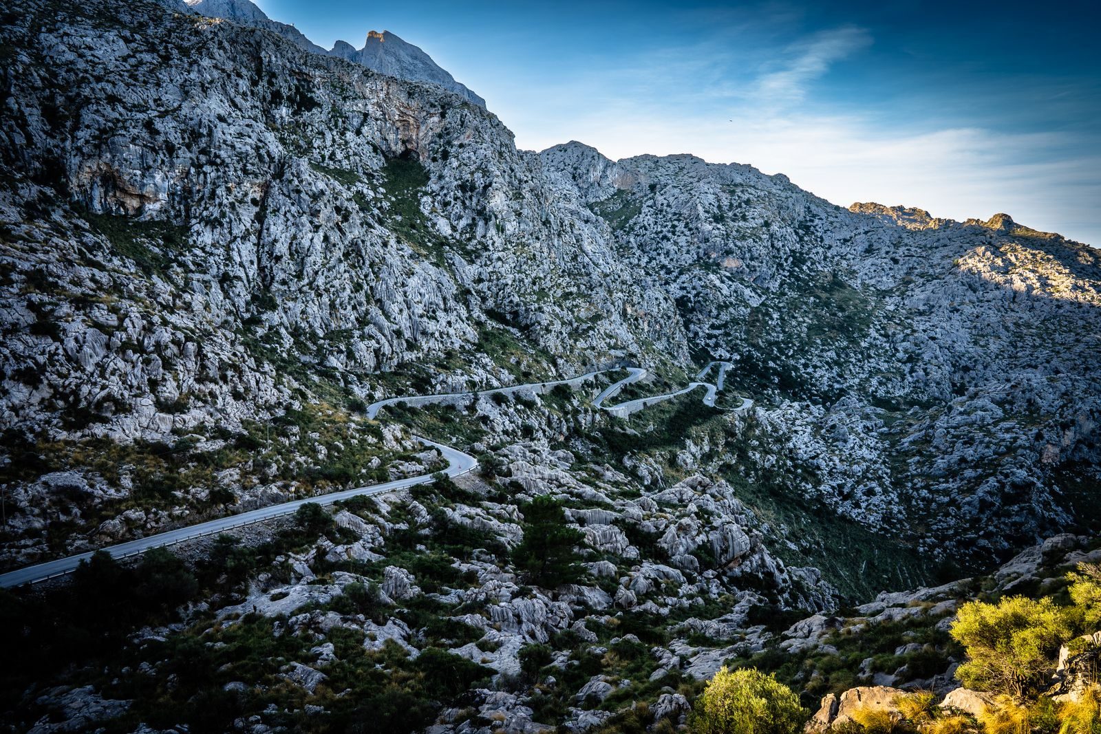 Carretera de montaña con curvas en la región Sur