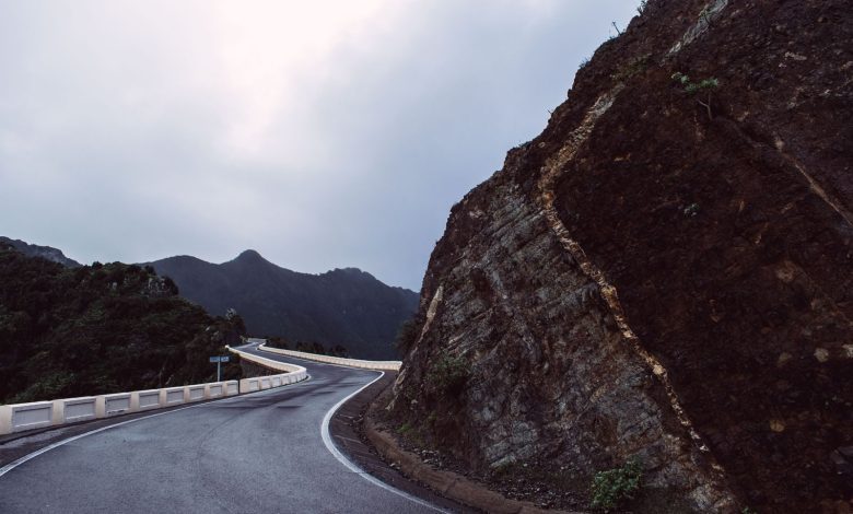 Carretera de montaña al borde de un precipicio, tramo vulnerable en la zona del Sur (foto ilustrativa)