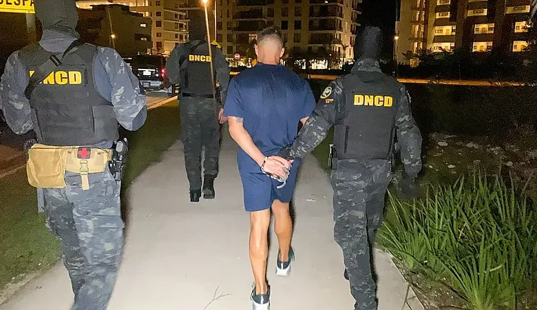 Detienen en Punta Cana a español pedido en extradición por narcotráfico; ocupan relojes de lujo, criptomonedas y un Mercedes Benz