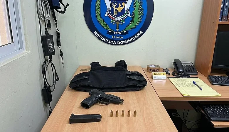 DINTEL y Policía Preventiva incautan pistola y chaleco antibalas en Santa Lucía, El Seibo