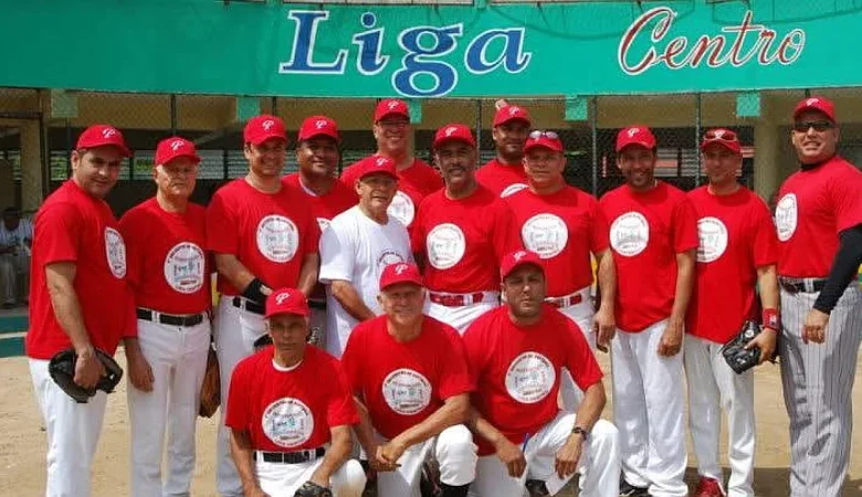 Liga Centro inicia festejos por 74 aniversario con torneo de softbol dedicado a Quico Tabar