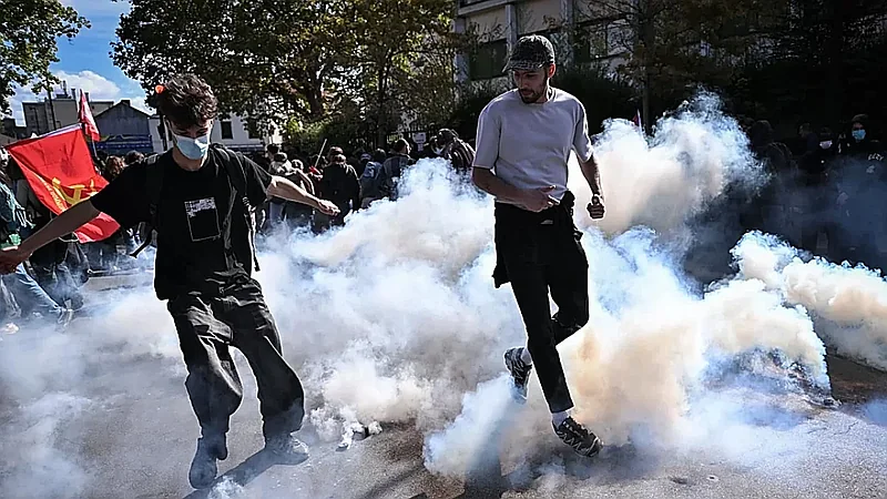 Gobierno francés busca frenar protesta estudiantil con diálogo y policía