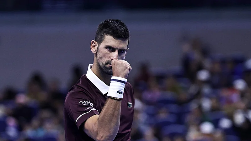 Djokovic sufre para vencer a Bu Yunchaokete en Pekín y avanza a cuartos