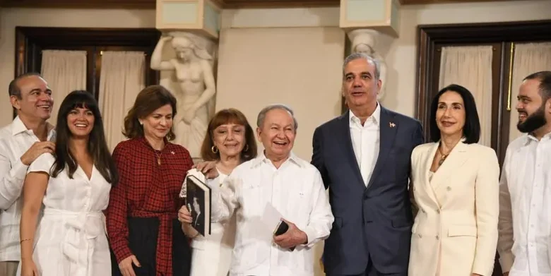 Ellis Pérez recibe Premio Adulto Mayor: una lección de preparación y servicio