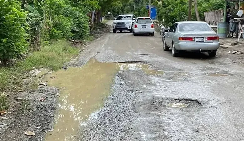 Comunitarios de Jimayaco en La Vega reparan su carretera tras años de espera