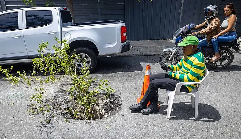 Alcantarilla sin tapa en la Manuel de Jesús Galván: un peligro latente para peatones y conductores