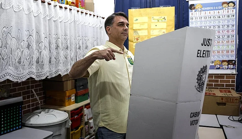 Flávio Bolsonaro lidera con 50,85% y Lula queda atrás con 41,05% en Brasil