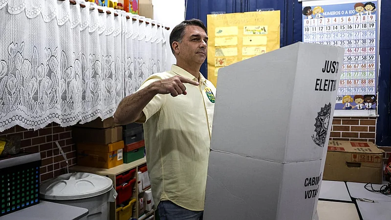 Flávio Bolsonaro lidera con 50,85% y Lula queda atrás con 41,05% en Brasil