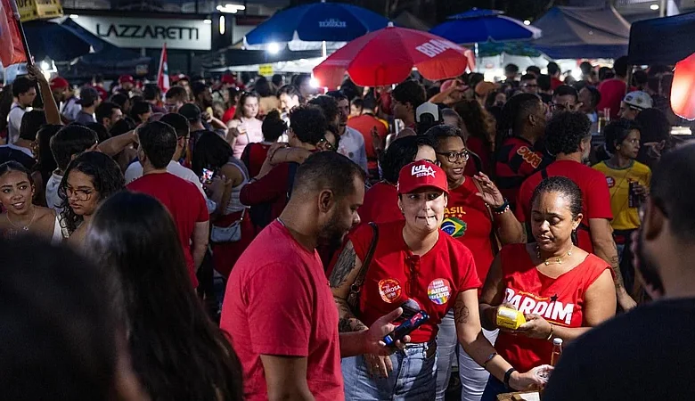 Brasil: Flávio Bolsonaro mantiene ventaja de 5 puntos sobre Lula con 85% escrutado
