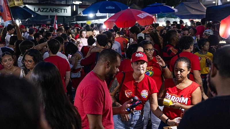 Brasil: Flávio Bolsonaro mantiene ventaja de 5 puntos sobre Lula con 85% escrutado