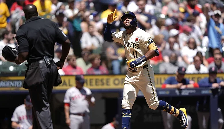 Chourio da victoria a Milwaukee 4-3 y San Diego queda al borde de la eliminación