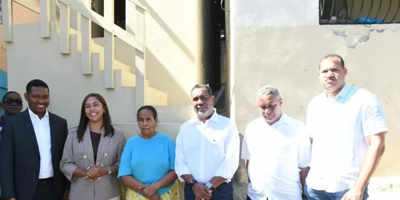 Mivhed entrega vivienda a hermanos Frías en barrio 27 de Febrero tras años de precariedad