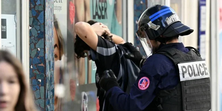 Estudiante de 15 años pierde una mano por granada policial en protestas estudiantiles en Francia