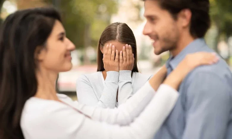 Cómo manejar la incómoda situación de la nueva esposa en actos de los hijos