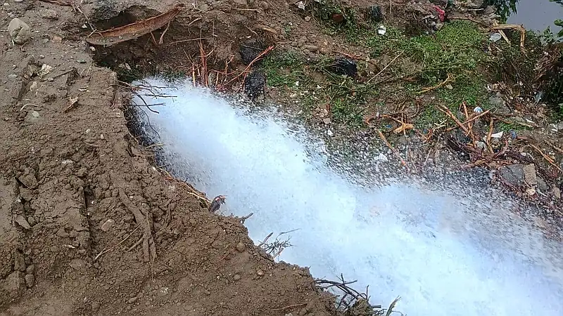 Avería en acueducto Haina-Manoguayabo deja escapar miles de galones de agua