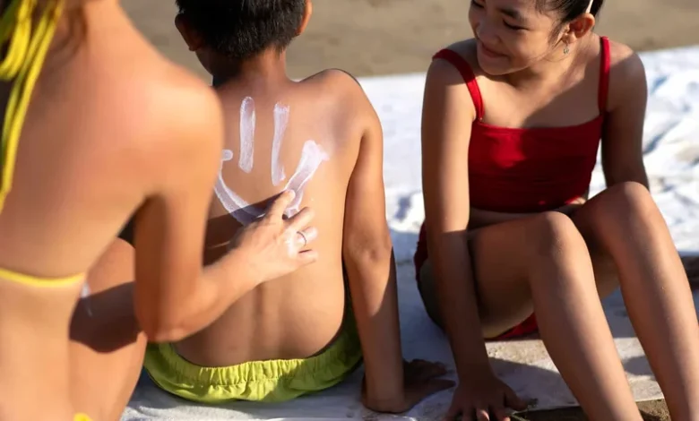 Dermatóloga alerta sobre errores comunes que agravan afecciones de la piel en niños por el calor